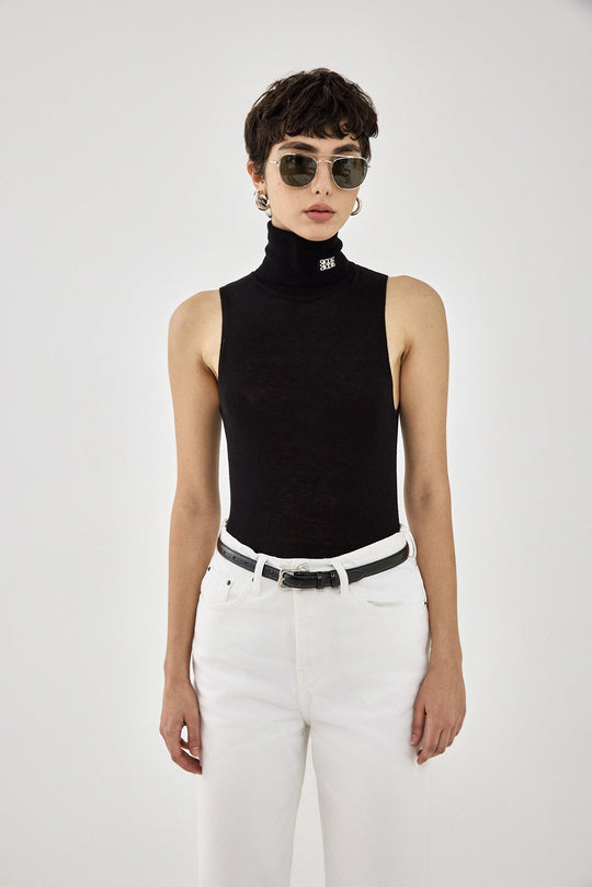 Lightweight Sleeveless Turtleneck Logo Top - Dé Rococo