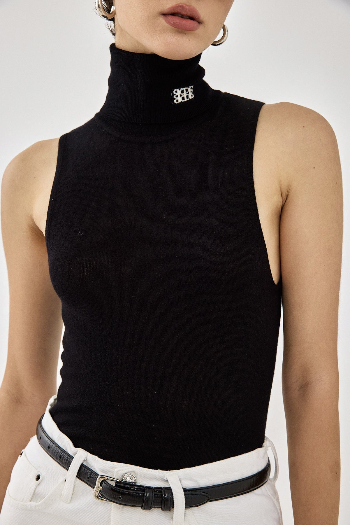 Lightweight Sleeveless Turtleneck Logo Top - Dé Rococo