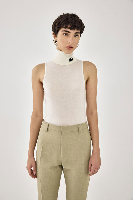 Lightweight Sleeveless Turtleneck Logo Top - Dé Rococo