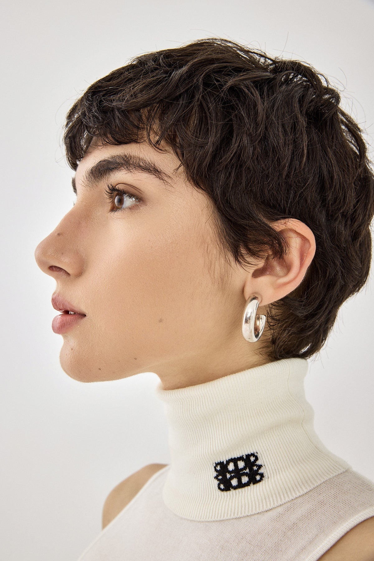 Lightweight Sleeveless Turtleneck Logo Top - Dé Rococo