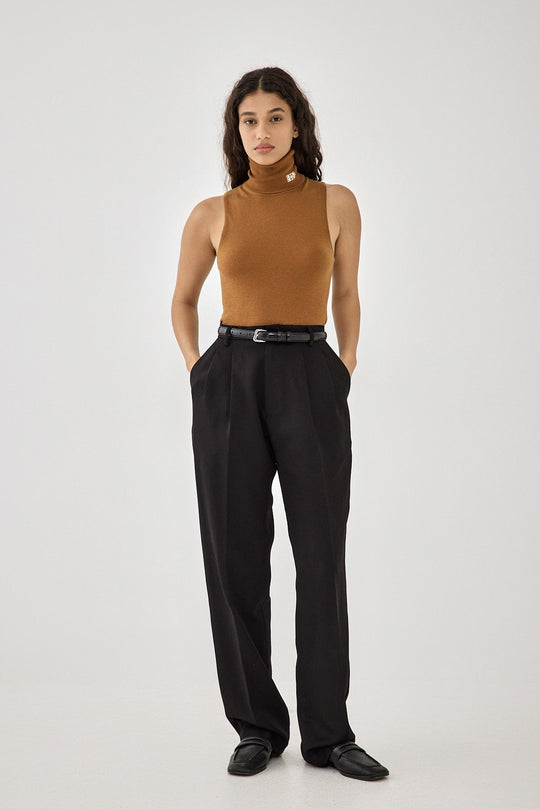 Lightweight Sleeveless Turtleneck Logo Top - Dé Rococo