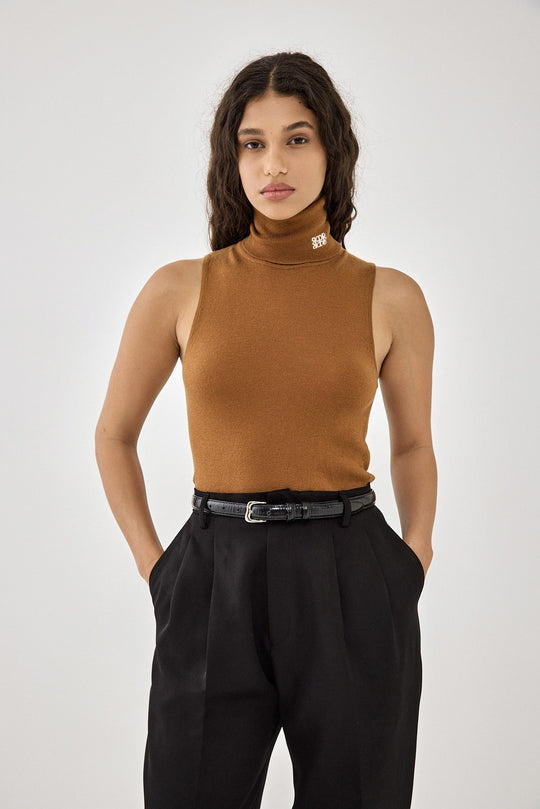 Lightweight Sleeveless Turtleneck Logo Top - Dé Rococo