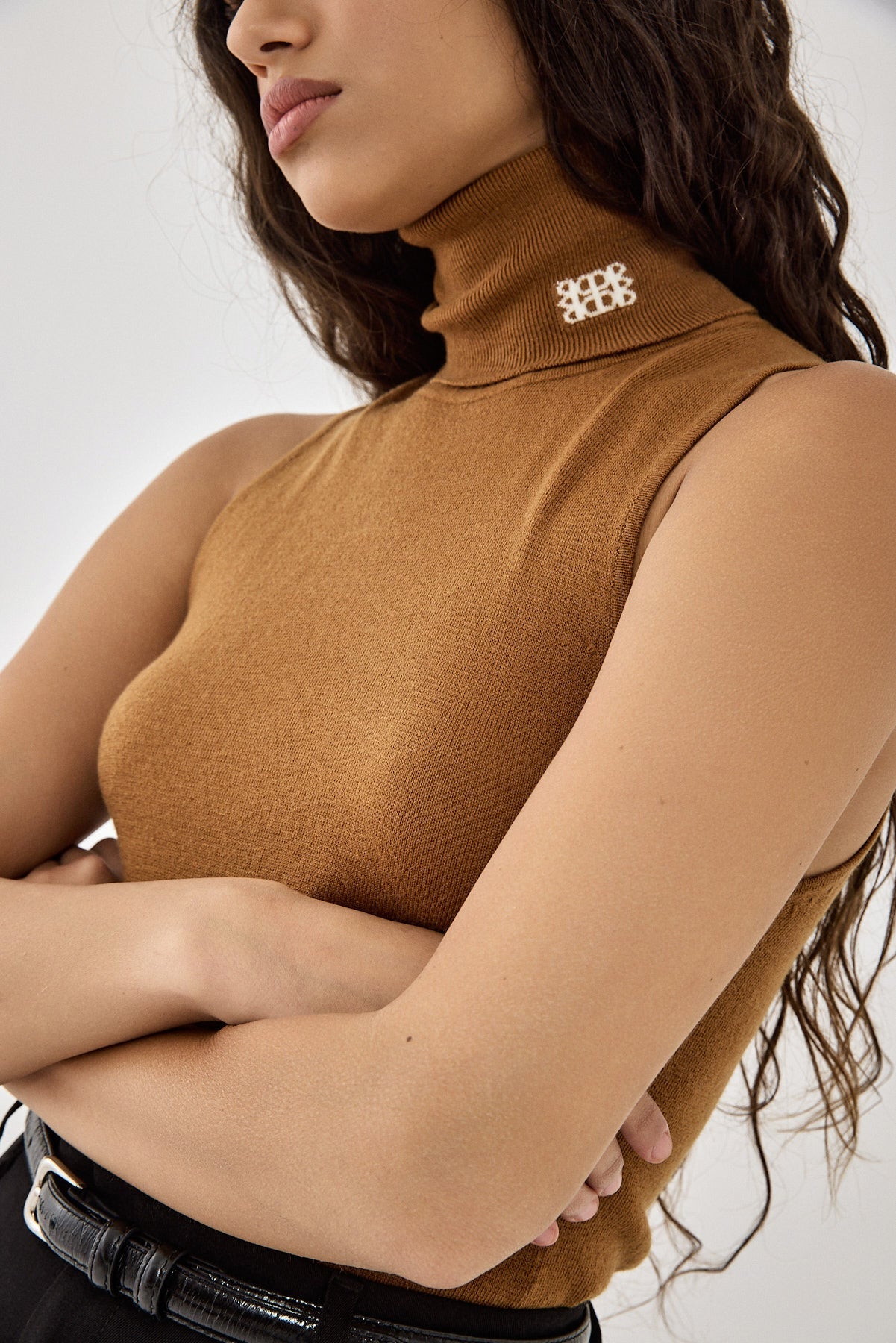 Lightweight Sleeveless Turtleneck Logo Top - Dé Rococo