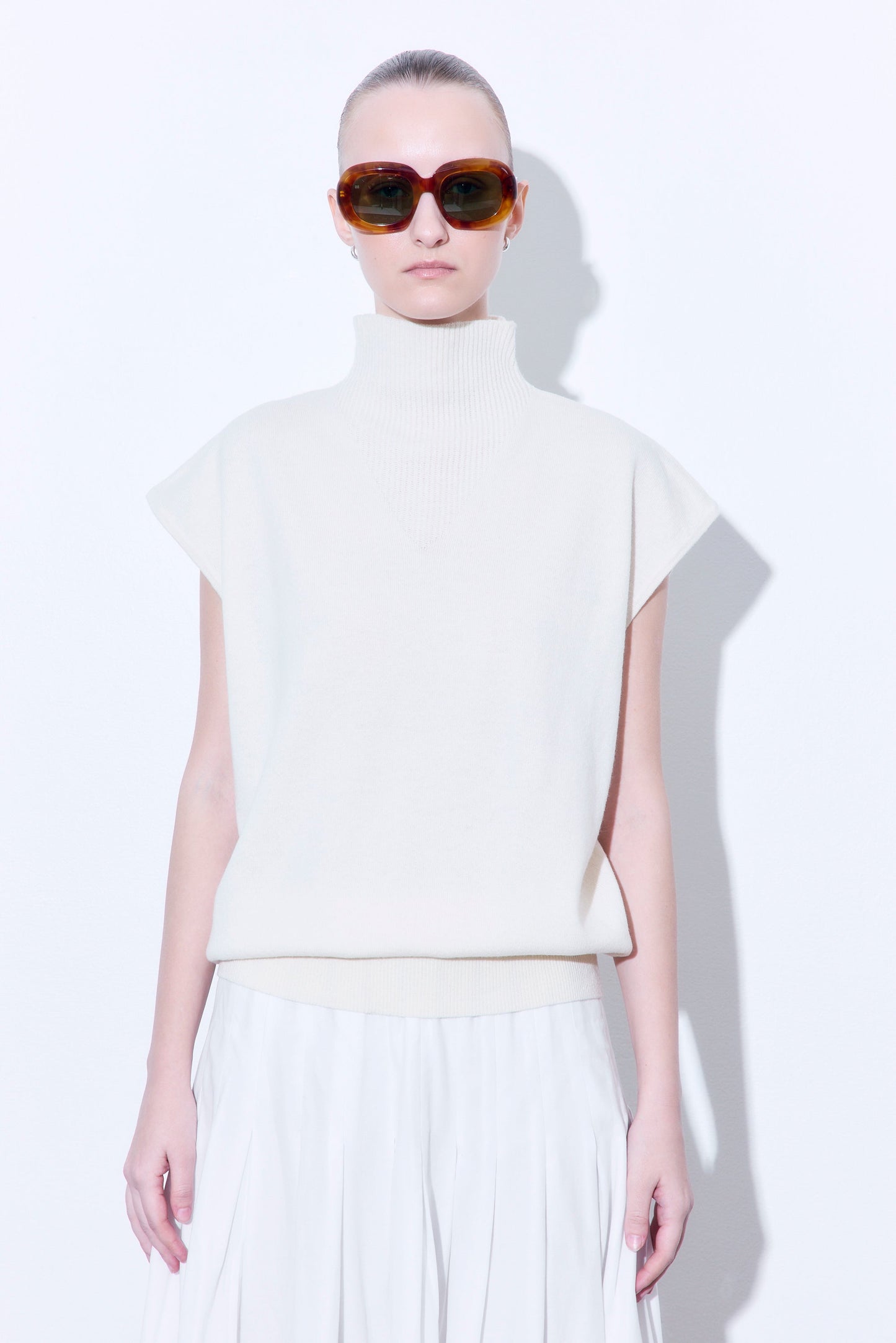 Volume Knit Turtleneck Vest