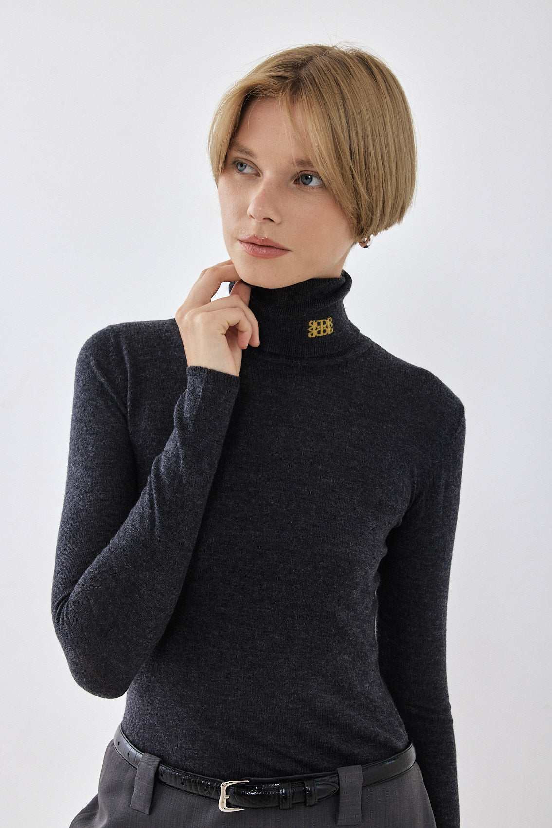 Lightweight Knitted Turtleneck Logo Top - Dé Rococo