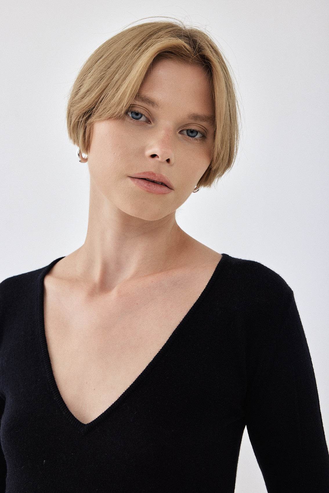 Lightweight Knitted V Neck Logo Top - Dé Rococo