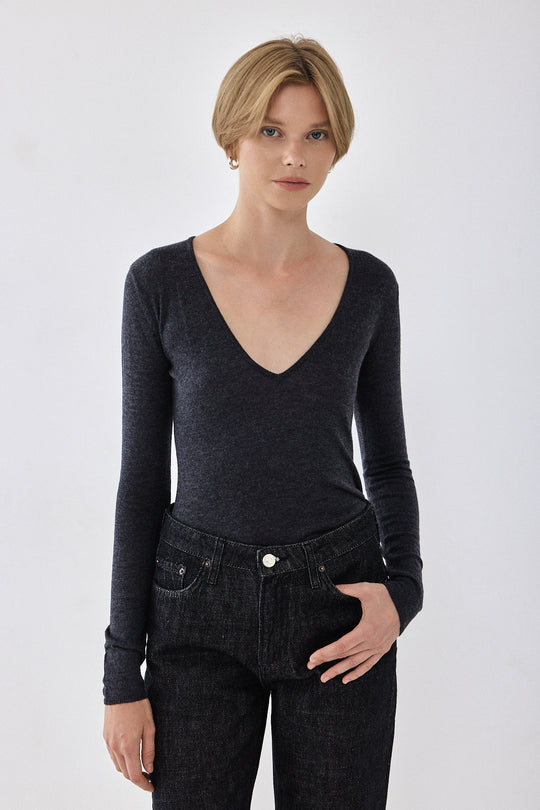 Lightweight Knitted V Neck Logo Top - Dé Rococo