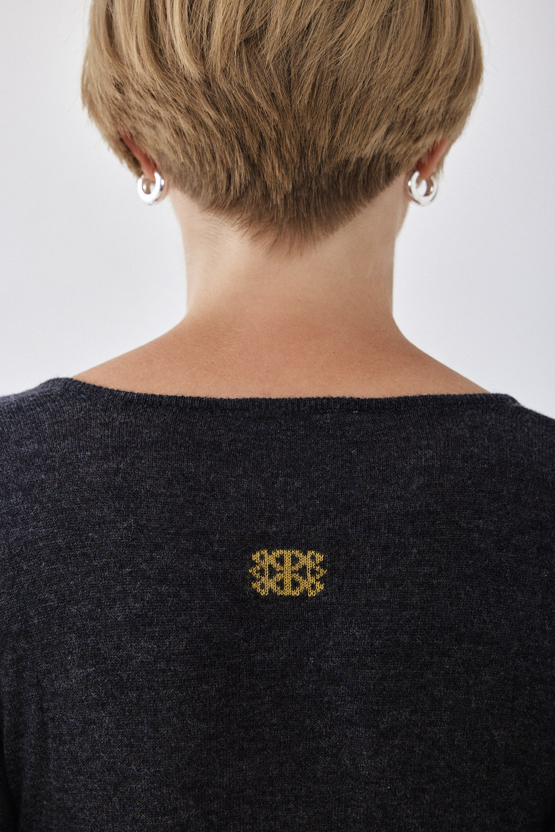 Lightweight Knitted V Neck Logo Top - Dé Rococo