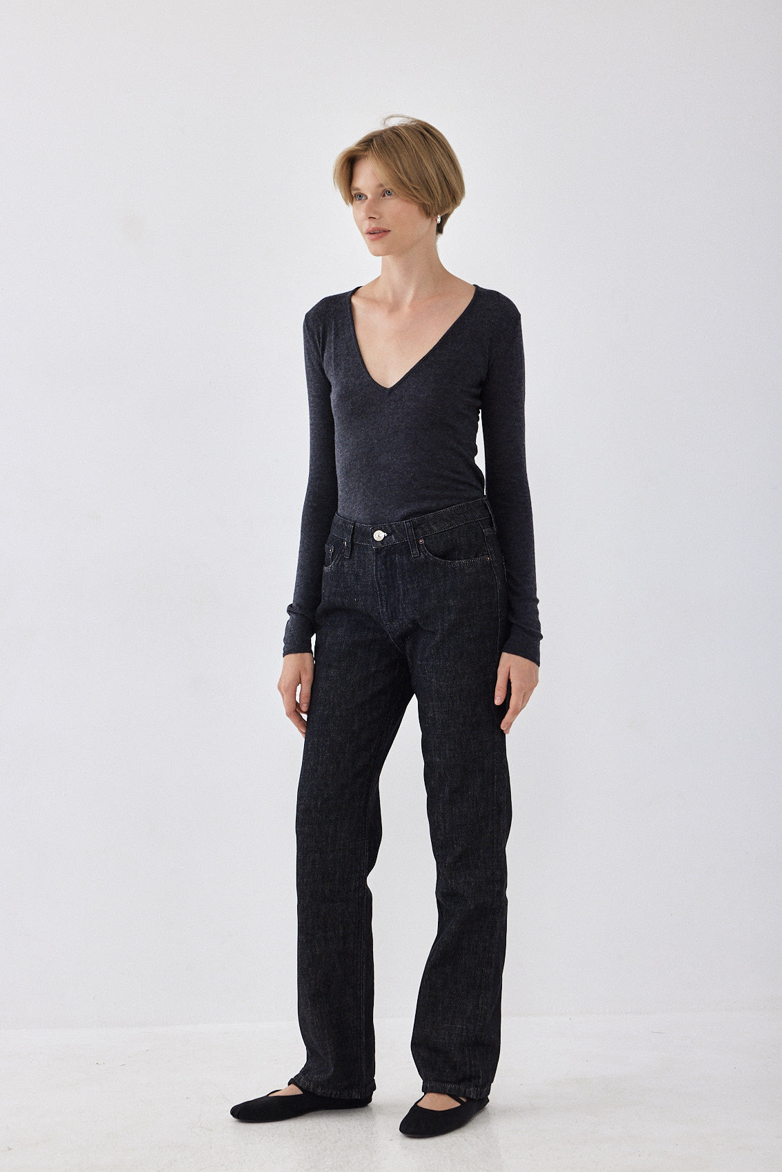 Lightweight Knitted V Neck Logo Top - Dé Rococo
