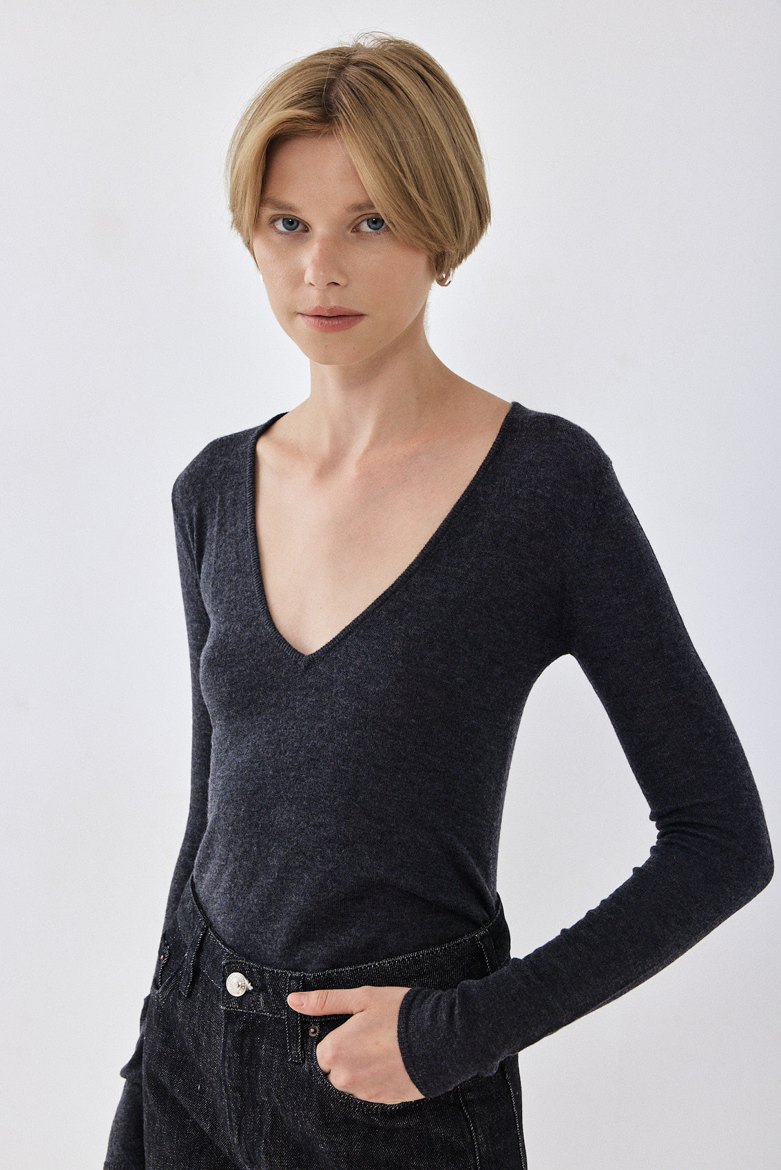 Lightweight Knitted V Neck Logo Top - Dé Rococo