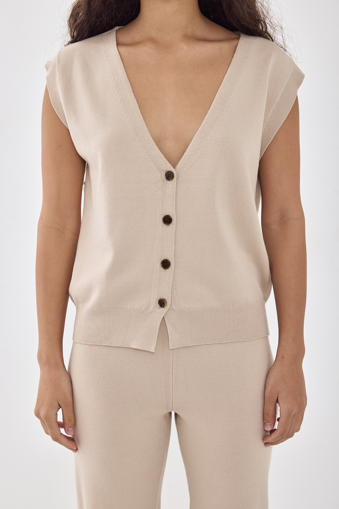 Knitted Button Down Vest - Dé Rococo