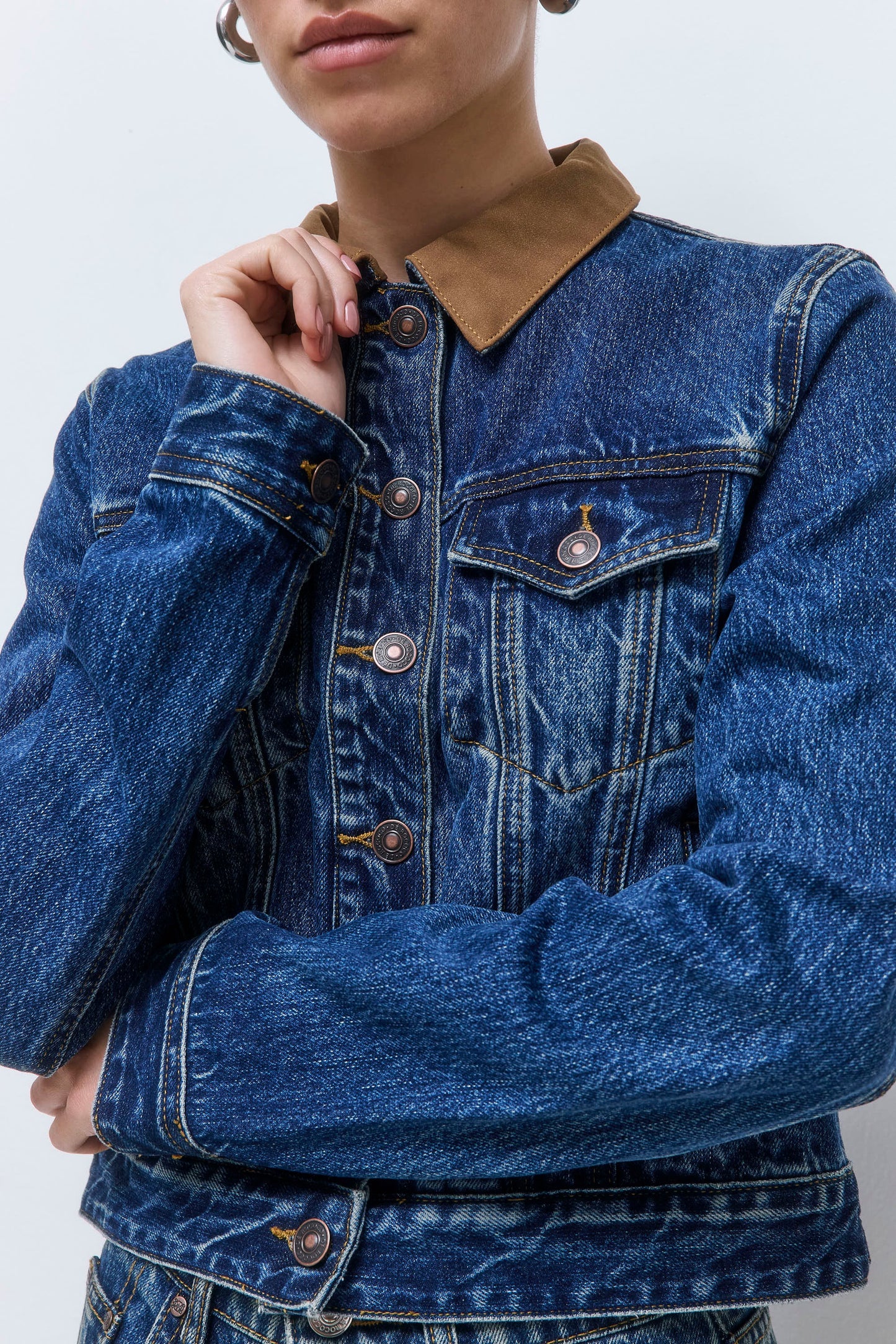 Contrasting Fitted Denim Jacket