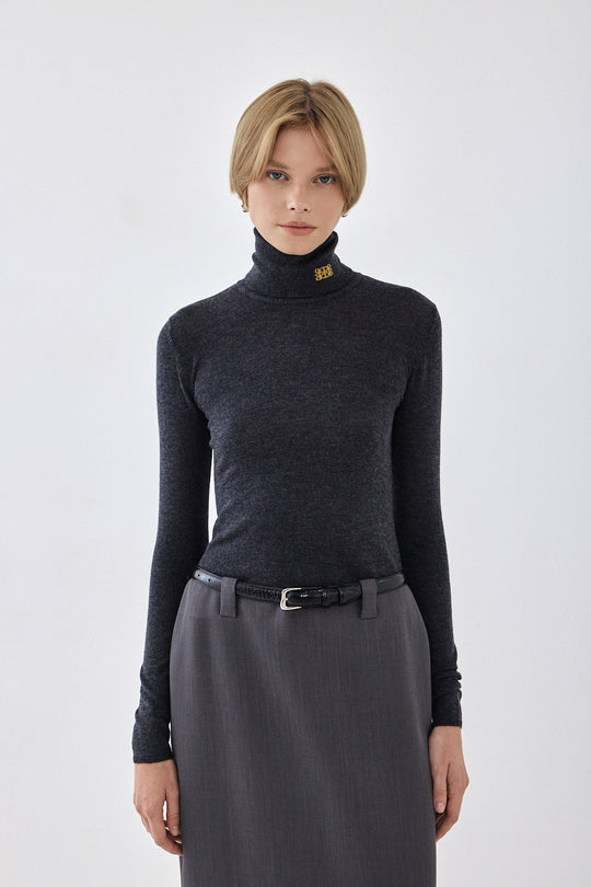 Lightweight Knitted Turtleneck Logo Top - Dé Rococo