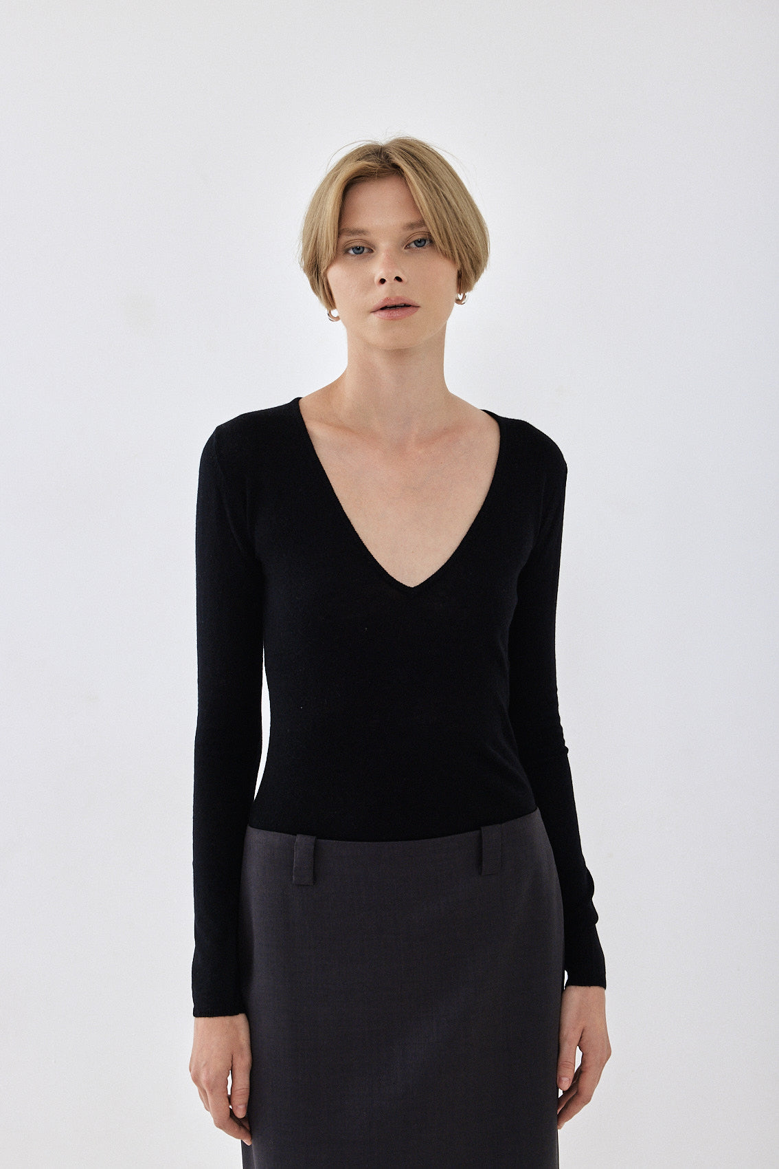 Lightweight Knitted V Neck Logo Top - Dé Rococo